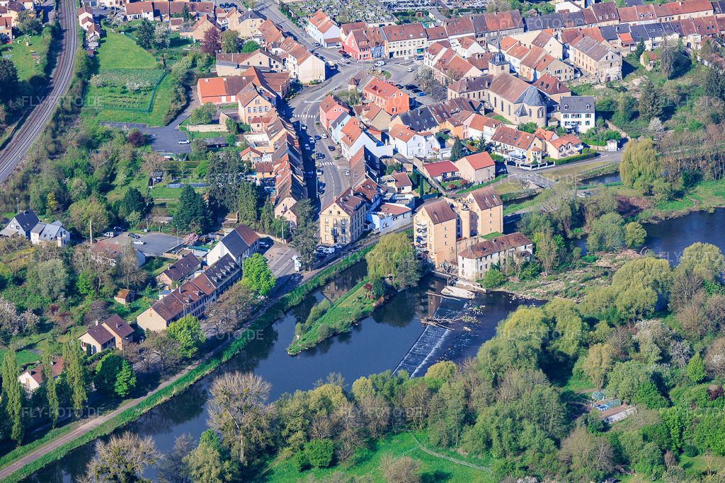 Luftbild: Alte Mühle Welferding Wasserkraftwerk auf einer Insel in der der Saar im Ortsteil Welferding in Saargemünd im Bundesland Moselle in Frankreich.Foto: IMG_154555.jpg vom 18.04.2026 durch Werner Riehm/FLY-FOTO.deAuflösung des Originals: 5723 x 3815 px