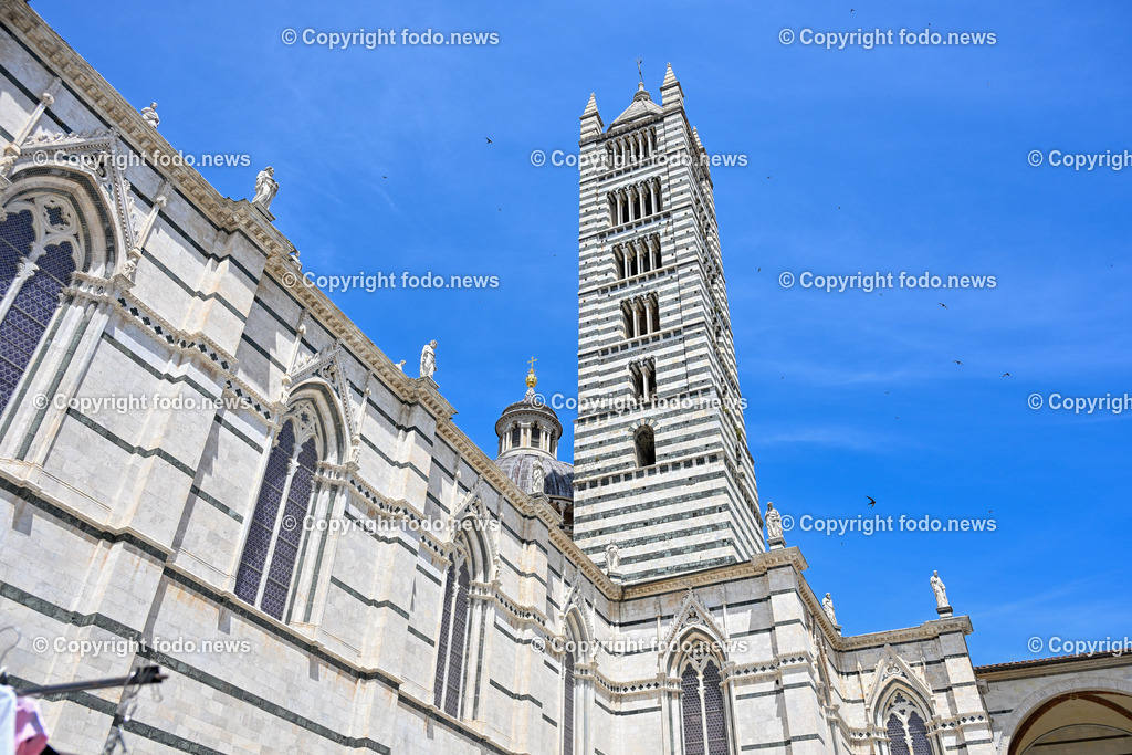 Italien_ Toscana_ Siena_ 27.05.2024-73 | 27.05.2024, Italien, ITA, Toskana, Siena im Bild Stadtansichten, Gebäude, Architektur, Touristen, Historisch, Souvenier, Piazza Del Campo, Dom von Siena


Siena ist Hauptstadt der Provinz Siena und gilt als eine der schönsten Städte der Toskana und Italiens. Die historische Altstadt gehört seit 1995 zum UNESCO-Welterbe. 

