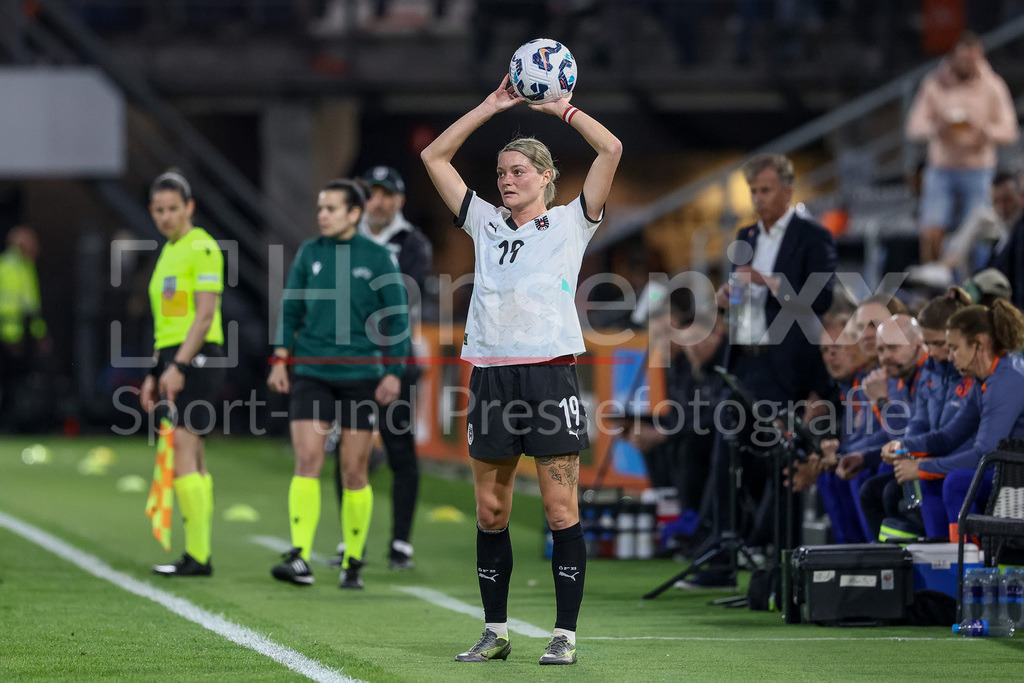 Fussball, UEFA Women s Nations League, Deutschland - Österreich | v.li.: Verena Hanshaw (Österreich, 19) beim Einwurf, Aktion, Action, Spielszene