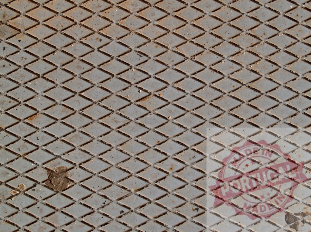 Expanded metal creating diamond pattern showing signs of rusting | Dirty expanded metal creating diamond pattern showing signs of rusting - Realized with Pictrs.com