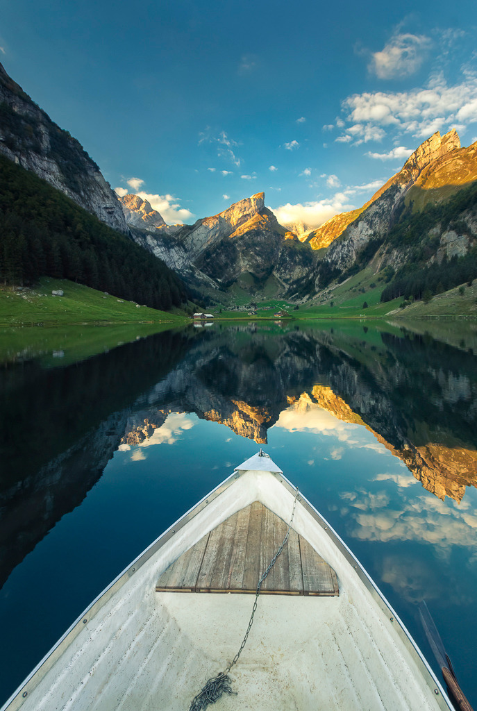 Spiegelblick – Sonnenaufgang am Seealpsee | Ein Ruderboot auf dem Seealpsee im Appenzellerland, die Berge spiegeln sich im klaren Wasser. Ein Bild mit perfekter Symmetrie, Ruhe und Weite – ideal für alle, die Natur und Auszeit lieben. - Realisiert mit Pictrs.com
