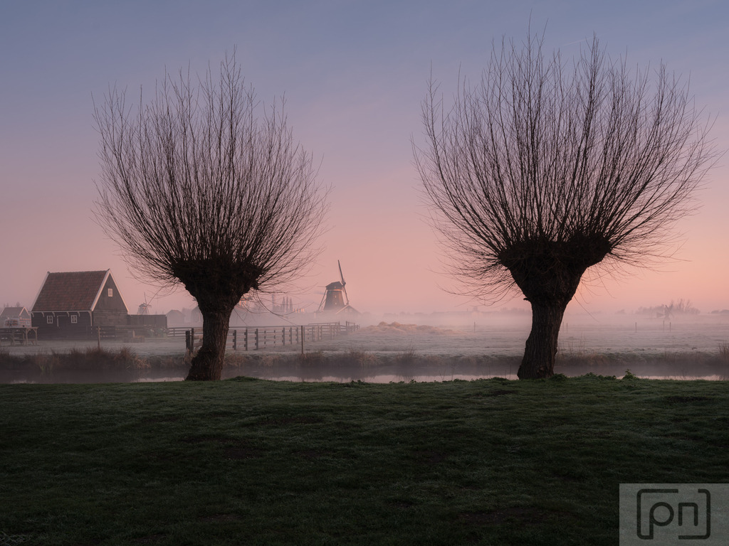 Netherlands | "Zaanse Schans Fotos" präsentieren eine zauberhafte Reise in die Vergangenheit der Niederlande. Die Zaanse Schans ist ein malerisches Dorf, das sich in der Nähe von Amsterdam befindet und als lebendiges Freilichtmuseum bekannt ist. Die Fotos zeigen die einzigartige Atmosphäre dieses historischen Ortes, der eine Fülle von traditionellen Windmühlen, Holzhäusern, Brücken und Kanälen umfasst.

Die Windmühlen sind zweifellos die Hauptattraktion der Zaanse Schans. Die Fotos fangen die majestätische Präsenz dieser Windmühlen ein, die einst das industrielle Herz der Region bildeten. Jede Mühle hat ihre eigene Geschichte und diente einst verschiedenen Zwecken wie dem Mahlen von Getreide, dem Sägen von Holz oder der Herstellung von Farben und Ölen.

Die Bilder zeigen auch die charakteristischen grünen Holzhäuser, die typisch für die niederländische Architektur sind und eine gemütliche und idyllische Atmosphäre schaffen. Die Schönheit der Zaanse Schans wird durch die Spiegelungen der Häuser in den Kanälen verstärkt, die eine malerische Kulisse für die Fotografien bieten.

Die Fotos erfassen die Traditionen und das Handwerk der Vergangenheit, die in der Zaanse Schans lebendig gehalten werden. Besucher haben die Möglichkeit, Handwerker bei der Arbeit zu beobachten und alte Techniken wie das Herstellen von Holzschuhen, Käse und Schokolade zu erleben.

Inmitten dieser charmanten Kulisse fangen die Fotos das Gefühl von Ruhe und Nostalgie ein, das die Zaanse Schans so besonders macht. Es ist eine Zeitreise in die niederländische Geschichte und Kultur, die Besucher und Betrachter gleichermaßen verzaubert und inspiriert.

Ob Sie von der Erkundung historischer Stätten fasziniert sind oder einfach nur die Schönheit und den Charme der Zaanse Schans bewundern möchten, diese Fotos bieten einen unvergesslichen Einblick in diese einzigartige Perle der niederländischen Landschaft