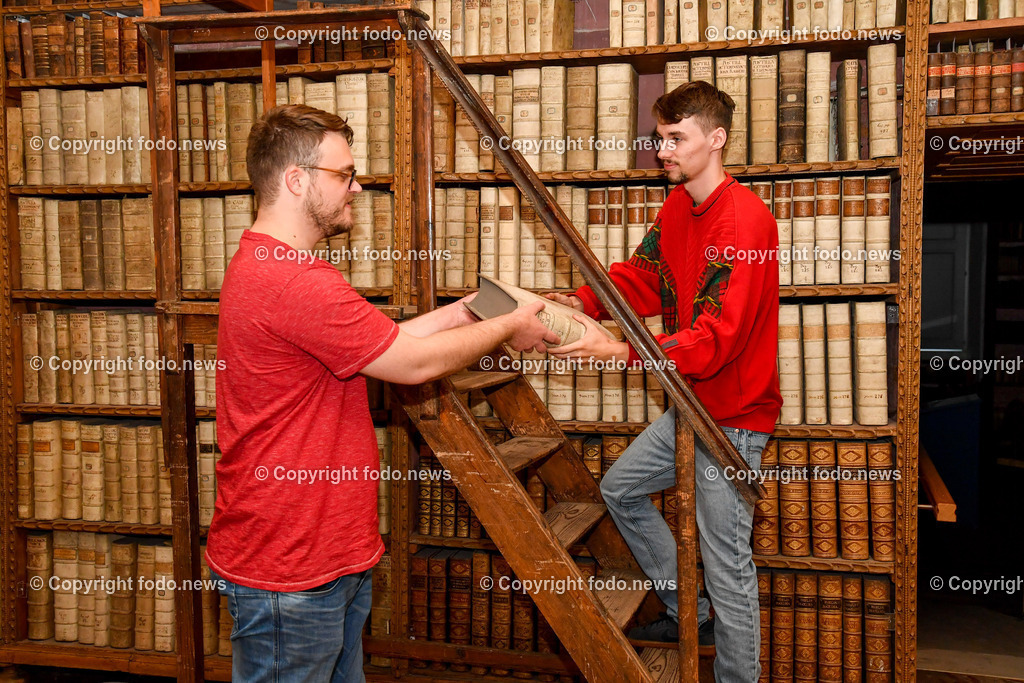 Stift Lambach_ Bibliothek_ 25.08.2022-24 | 25.08.2022, Lambach, AUT, Stift Lambach, Bibliothek, im Bild Stefan Neumann (Germanistik und Geschichtsstudent, schon das 3.x hier) und Noah Barthelmes (Germanistik und Geschichtsstudent, schon das 2.x hier) beide aus Augsburg

Freuen sich über die Moeglichkeit Zeit im Kloster zu verbringen. Einmalige Gelegenheit als Geschichtsstudent mit alten Buechern und altem Bestand zu arbeiten und neue interessante Sachen zu entdecken 