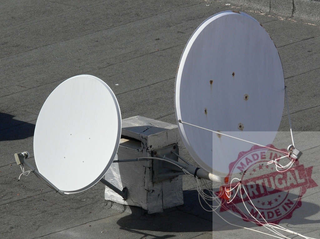 Two white satellite dishes standing on a rooftop receiving satellite signal | Two satellite dishes are installed on a rooftop, capturing signals for communication and broadcasting purposes - Realisiert mit Pictrs.com