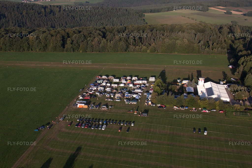 Luftbild: Vielbrunn, großer Flohmarkt am Segelflugplatz zur 1000 Jahr Feier im Ortsteil Vielbrunn in Michelstadt im Bundesland Hessen in Deutschland. Foto: IMG_52068.jpg vom 19.08.2012 durch Werner Riehm/FLY-FOTO.de