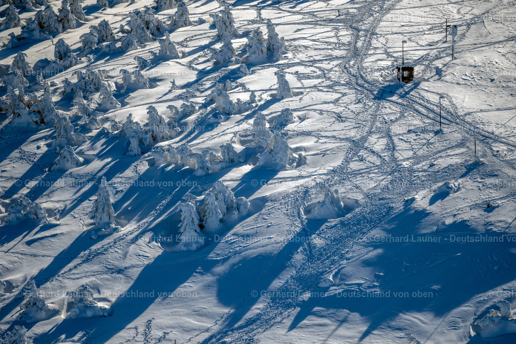 4044934 | SCHIERKE 14.02.2021 Winterlich schneebedeckte Baumspitzen in einem Waldgebiet in Schierke im Nationalpark Harz im Bundesland Sachsen-Anhalt, Deutschland. // Wintry snowy treetops in a wooded area in Schierke in the Harz in the state Saxony-Anhalt, Germany. Foto: Gerhard Launer