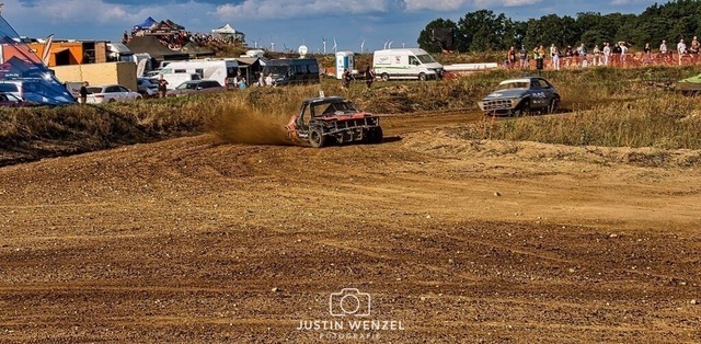 _DSC6649_ergebnis | 
Natürlich, hier ist eine Meta-Beschreibung, die sich aus dem Text ableitet:

Entdecke die Welt der Fotografie durch die Linse von Justin Wenzel, einem 23-jährigen Fotografen, der seit 2016 seine Leidenschaft für die Kunst entfaltet. Von Portraits über Ti - Realisiert mit Pictrs.com