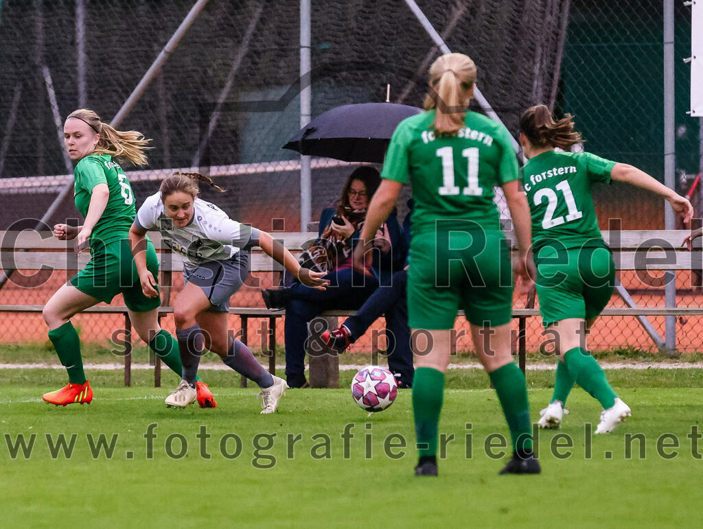 2023-10-07_026_FC_Forstern_gegen_TSV_Schwaben_Augsburg | Forstern, Deutschland, 07.10.2023:
Fußball, Frauen Bayernliga 2023 / 2024, 6. Spieltag, FC Forstern gegen TSV Schwaben Augsburg, Endergebnis: 1:6

Katia Ludwig Lasa (FC Forstern, #6), Alea Röger (TSV Schwaben Augsburg, #11), Vanessa Meingaßner (FC Forstern, #21)

Foto: Christian Riedel / fotografie-riedel.net