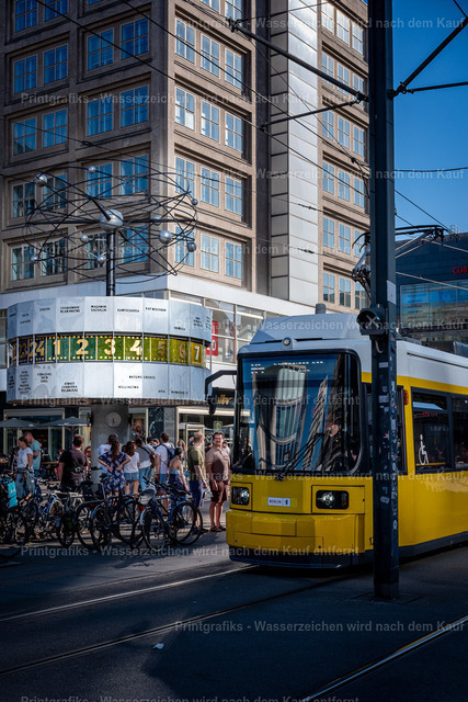 Stadtmoment mit Straßenbahn | Eine urbane Szene mit Straßenbahn, Menschen und Architektur. Das Motiv hält einen kurzen Moment des Stadtlebens fest – alltäglich, bewegt und zugleich grafisch klar. - Realisiert mit Pictrs.com