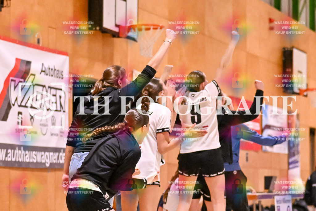 GER, SG Maulburg/Steinen - HSG Dreiland, Frauen-Handball, Oberliga Suedbaden, 3. Spieltag, Saison 2024/2025, 12.10.2024 | Jubel auf der Bank der HSG Dreiland u.a. mit Celina Bayer (HSG Dreiland, #09)GER, SG Maulburg/Steinen - HSG Dreiland, Frauen-Handball, Oberliga Suedbaden, 3. Spieltag, Saison 2024/2025, 12.10.2024Foto: TH Fotografie/Thomas Hess