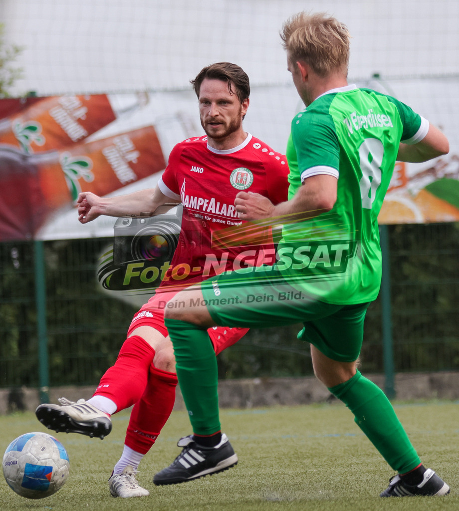 Bünder SV - TV Elverdissen | Auf dem Bild zu sehen: rot Bünder SV: Denis Müller ; grün TV Elverdissen: Philipp GödingBünder SV, TV Elverdissen, Saison 26/27, Kreisliga A, Bünde, Deutschland - Realisiert mit Pictrs.com