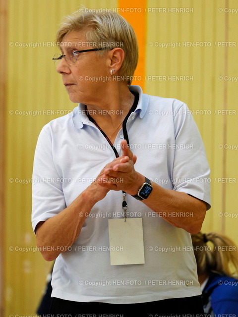 20230924-4086-haba-pfung-tgbda-HEN-FOTO | 24.09.2023 Handball Damen Landesliga Süd TSV Pfungstadt - TGB Darmstadt (26:30) Verhaltene Begeisterung für ein Tor von Trainerin Karin Euler (TSV Pfungstadt) (Foto: Peter Henrich) - Realisiert mit Pictrs.com