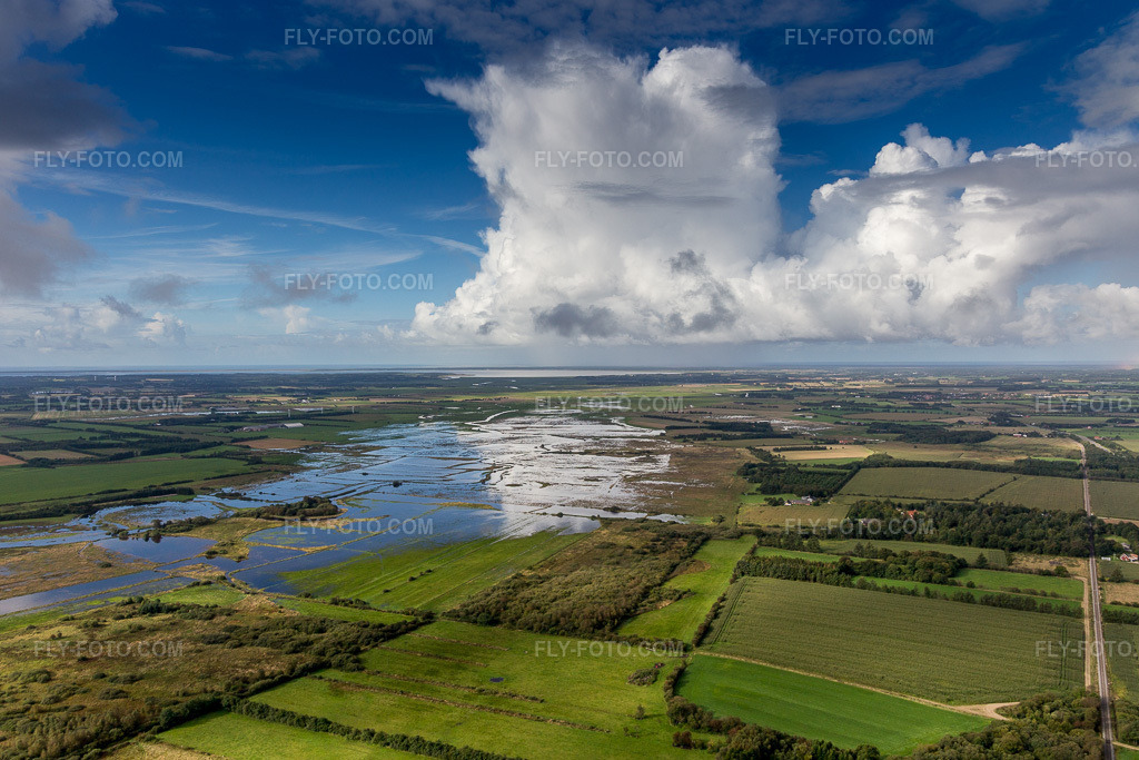 Aerial view: River mouth of the Varde into Ho Bay of the North Sea in southern Denmark in Varde in the state South Denmark, Denmark. – Photo: IMG_103499.jpg taken on 09/16/2017 by Werner Riehm/FLY-FOTO.com – Resolution of the original: 5181 x 3454 px