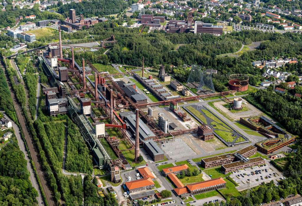 4050281 | ESSEN 25.08.2021 Förderanlagen und Bergbau- Schacht- Anlagen am Förderturm der Zeche Kokerei Zollverein mit dem Neubau neben RAG Montan Immobilien GmbH in Essen im Bundesland Nordrhein-Westfalen. // Conveyors and mining pits at the headframe Kokerei Zollverein in Essen in the state North Rhine-Westphalia. Foto: Gerhard Launer