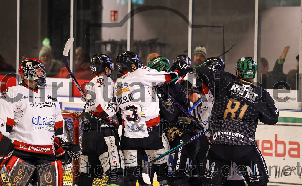 2024-03-08_074_TSV_Erding_gegen_EHC_Koenigsbrunn | Erding, Deutschland, 08.03.2024:
Eishockey, Bayernliga Playoffs 2023 / 2024, 1. Spieltag, TSV Erding gegen EHC Königsbrunn, Endergebnis: 3:0

Simon Beslic (EHC Königsbrunn, #3), Thomas Plihal (Erding Gladiators, #39), Maximilian Forster (Erding Gladiators, #81)

Foto: Christian Riedel / fotografie-riedel.net