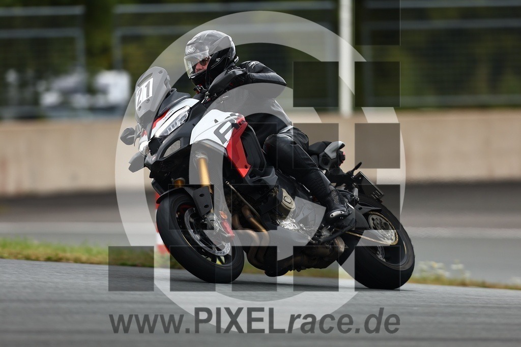 0021-20250916_02788 | Schöne Erinnerungen an spannende Momente - das festzuhalten ist unser Job. PIXELrace.de ist seit 2003 auf den Rennstrecken Europas unterwegs um die Action draußen beim Fahren und die wunderbare Stimmung imm Fahrerlager für euch einzufangen.