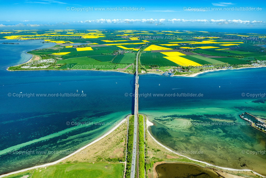 Fehmarn_Fehmarnsundbrücke_ELS_4666150522 | FEHMARN 15.05.2022 Blick auf die kombinierte Straßen- und Eisebahnbrücke Fehmarnsundbrücke, der Fehmarnsundquerung zwischen Fehmarn und dem Festland bei Großenbrode in Schleswig-Holstein. // Fehmarn Sund bridge between Fehmarn and the mainland at Grossenbrode in Schleswig-Holstein. Foto: Martin Elsen