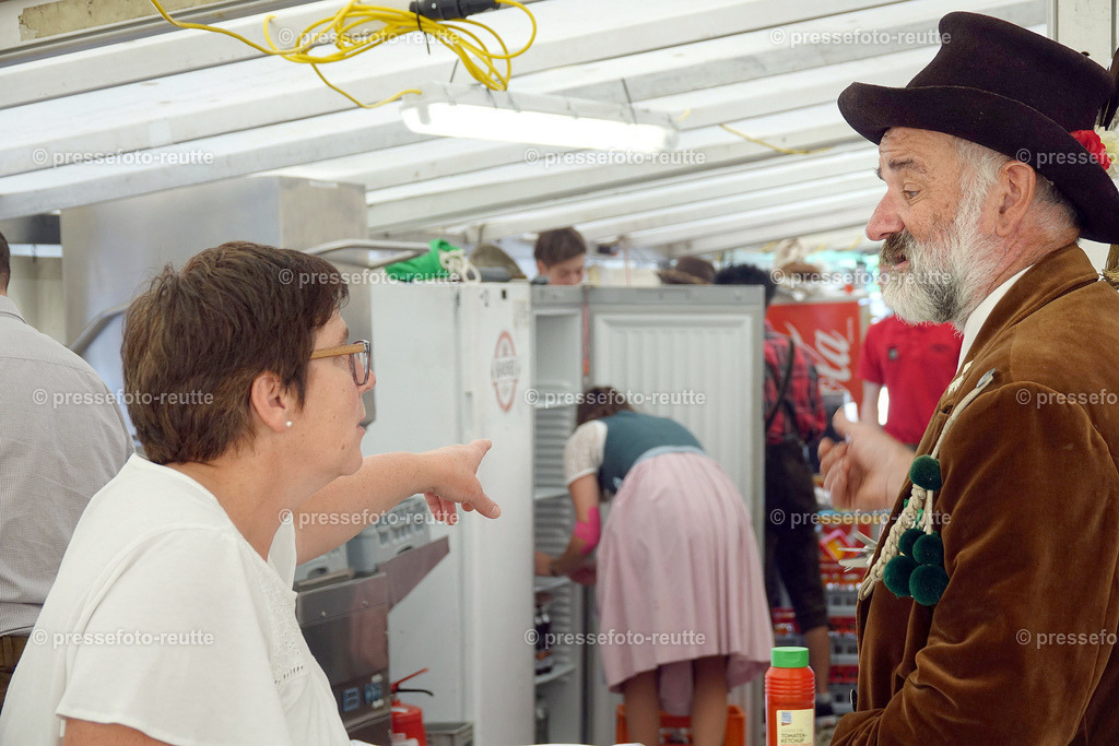 z-news-2022-Okt16-LJ_Erntedank_-ZELTFEST-DSD04824 | Info aus dem Bezirk Reutte/Ausserfern Tirol sowie eine umfangreiche Bilddatenbank über die gesamte Region: Lechtal, Talkessel Reutte, Tannheimertal, Zwischentoren. Lech, Plansee, Zugspitze, Grenztunnel, B179, Fernpassstraße, Verkehr, Lawinen, Tradition, - Realisiert mit Pictrs.com