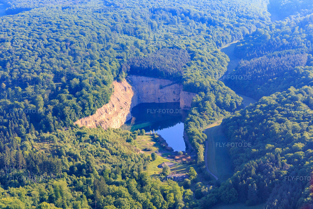 Luftbild: Alter Steinbruch und Steinbruchsee Schonungen im Ortsteil Löffelsterz in Schonungen im Bundesland Bayern in Deutschland. Foto: IMG_099999.jpg vom 26.05.2017 durch Werner Riehm/FLY-FOTO.de