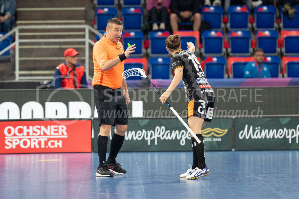 Piranha Chur vs Kloten-Dietlikon Jets - 23. April 2022 | Piranha Chur vs Kloten-Dietlikon Jets
Stimo Arena, Kloten
Schiedsrichter Davide Rampoldi diskutiert mit #19 Julia Suter (Piranha Chur).
Bild: Sportfotografie Markus Aeschimann | www.markus-aeschimann.ch - Realisiert mit Pictrs.com