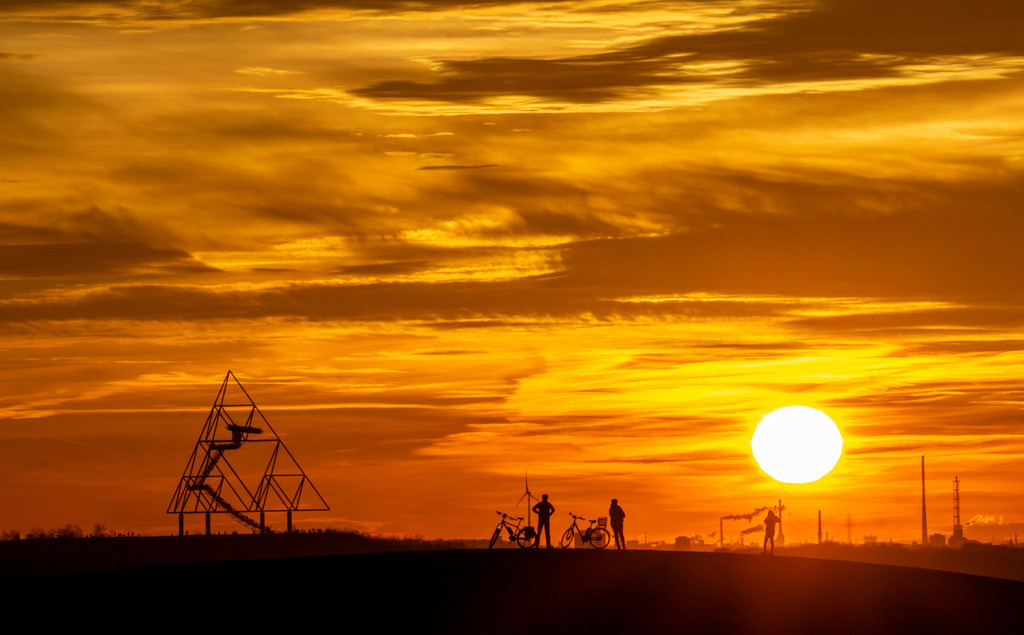 JT-220101 | Roter Abendhimmel, Sonnenuntergang, Blick von der Mottbruch Halde in Gladbeck, nach Westen, zur Halde an der Beckstrasse, in Bottrop mit dem Tetraeder,  NRW, Deutschland, Roter Abendhimmel, Sonnenuntergang, Blick von der Mottbruch Halde in Gladbeck, nach Westen, zur Halde an der Beckstrasse, in Bottrop mit dem Tetraeder,  NRW, Deutschland,  - Realisiert mit Pictrs.com