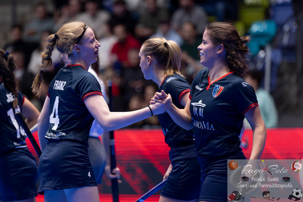 Volvo E.R.B. Final 4 Halbfinale Frauen: Der Club an der Alster - Berlienr HC, 25.01.2025 | Johanna Franz (Berliner HC #4) & Linnea Weidemann (Berliner HC #10) feiern ein Tor und klatschen sich ab, Der Club an der Alster - Berlienr HC, Frankfurt, Süwag Arena, 25.1.2025 - Realisiert mit Pictrs.com