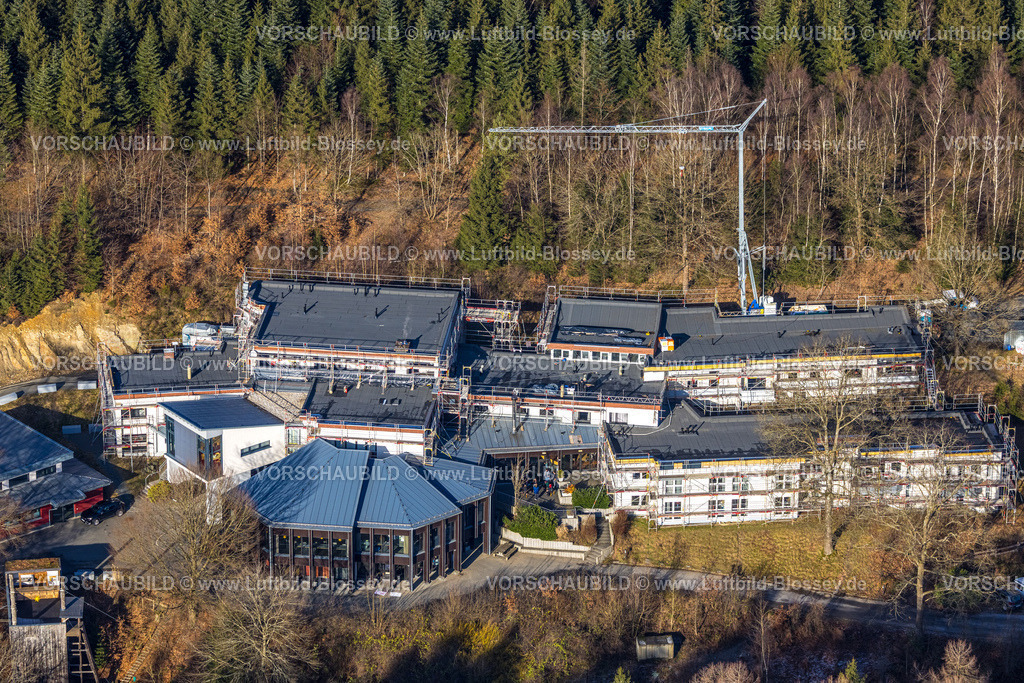 Meschede260104363 | Luftbild, Baumaßnahme Matthias-Claudius-Haus im Wald, Ferienstätte und Tagungsstätte der Diakonie, Baustelle und Renovierung mit Baukran und Gebäude mit Fassadengerüst, Eversberg, Meschede, Sauerland, Nordrhein-Westfalen, Deutschland