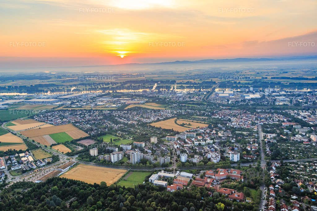 Luftbild: Ortsteil Neuhausen und Sonnenaufgang am Rheinufer in Worms im Bundesland Rheinland-Pfalz in Deutschland. Foto: IMG_091180.jpg vom 07.07.2016 durch Werner Riehm/FLY-FOTO.de