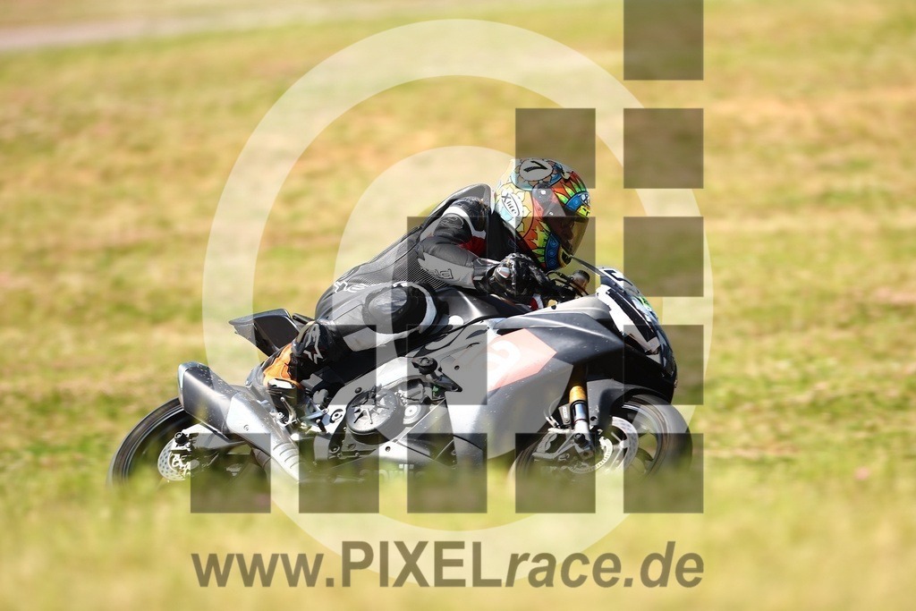 0573-20250622_00898 | Schöne Erinnerungen an spannende Momente - das festzuhalten ist unser Job. PIXELrace.de ist seit 2003 auf den Rennstrecken Europas unterwegs um die Action draußen beim Fahren und die wunderbare Stimmung imm Fahrerlager für euch einzufangen.