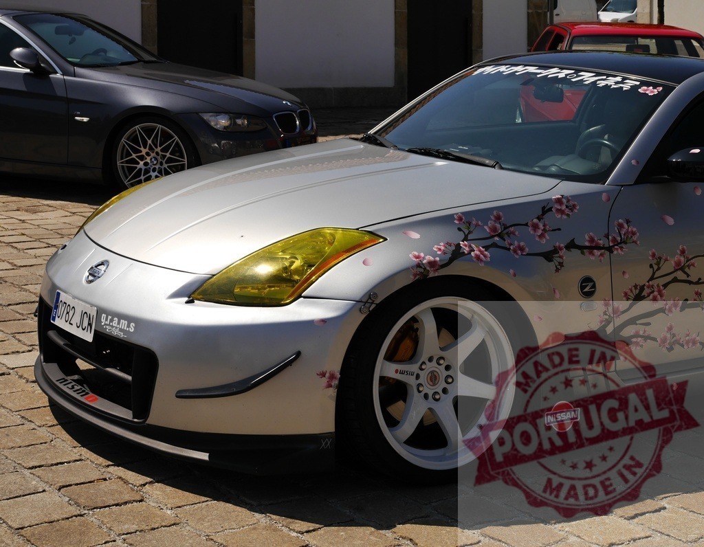 Nissan 350Z sports car with cherry blossom decals | Custom Nissan 350Z sports car parked with unique cherry blossom body decals and yellow headlights - Realisiert mit Pictrs.com