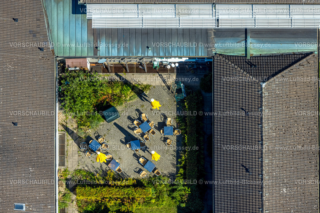 Schwelm240813989 | Luftbild, Innenhof der Dietrich-Bonhoeffer-Realschule mit Sonnenschirmen und Sitzgruppe, Schwelm, Ruhrgebiet, Nordrhein-Westfalen, Deutschland