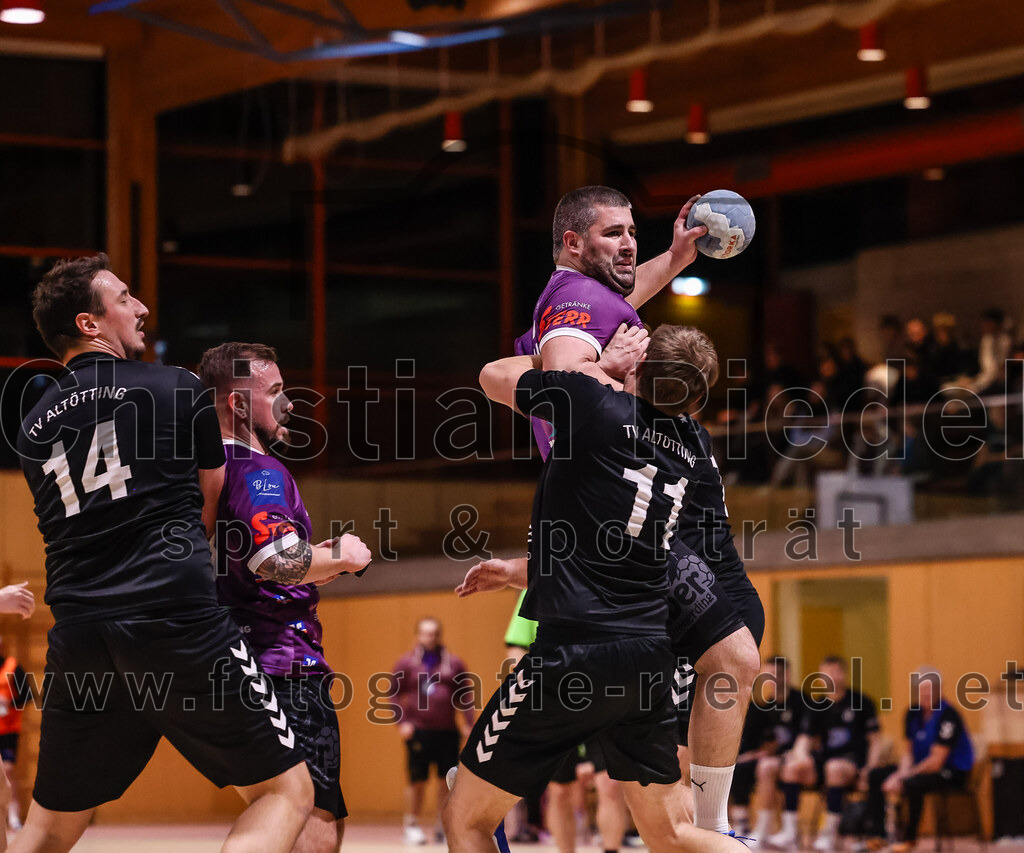 2024-11-09_026_SpVgg_Altenerding_gegen_TV_Altoetting | Erding, Deutschland, 09.11.2024:Handball, Bezirksoberliga Männer 2024 / 2025, 6. Spieltag, SpVgg Altenerding gegen TV Altötting, Endergebnis: 26:22Stefan Baaken (TV Altötting, #14), Sebastian Forster (SpVgg Altenerding, #13), Christian Loris (SpVgg Altenerding, #11), Tobias Huber (TV Altötting, #11)Foto: Christian Riedel / fotografie-riedel.net