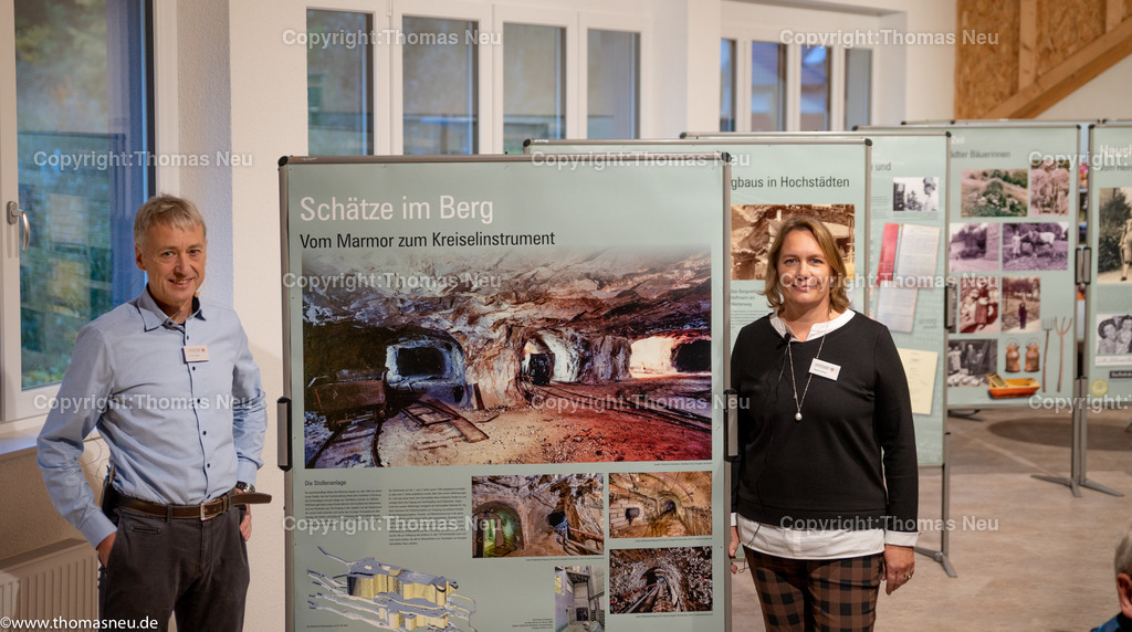 DSC_6698 | Stadtteildokumentation Hochstädten: Schätze im Berg, Vortrag von Veit Held zur Ausstellungseröffnung, Bericht über Vortrag und die Ausstellung als solche ,Begrüßung durch Claudia Sosniak, , Bild: Thomas Neu