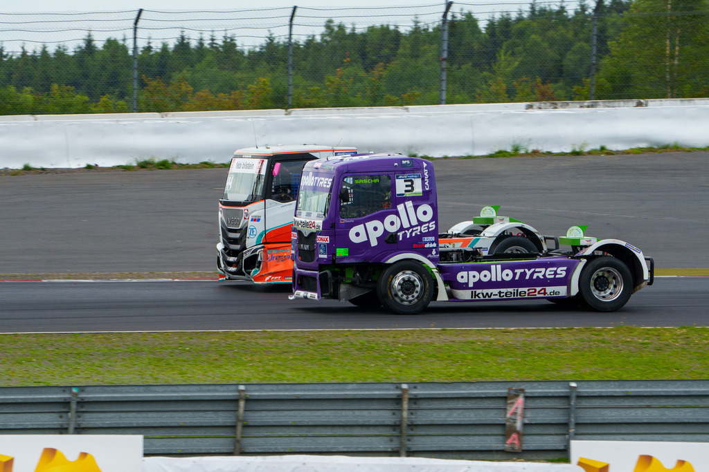 A7400026 | 14.07.2024 Goodyear FIA European Truck Racing Championship (ETRC) NürburgringBild: #3 Sascha Lenz überholt #44 Steffi Halm - Realisiert mit Pictrs.com