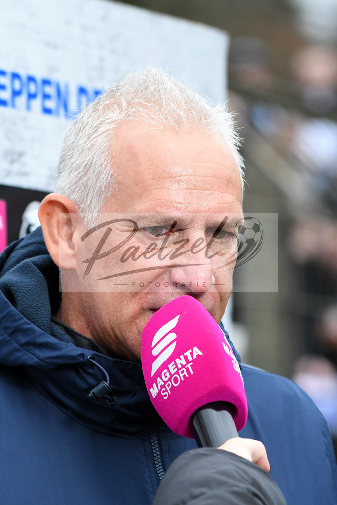 20200201_MEPCHE_0002 | Fußball, Herren: Trainer Christian Neidhart (SV Meppen) im Interview waehrend des Spiels der 3. Liga zwischen SV Meppen und Chemnitzer FC in der Haensch-Arena am 01.02.2020 in Meppen, Deutschland. DFB / DFL REGULATIONS PROHIBIT ANY USE OF PHOTOGRAPHS AS IMAGE SEQUENCES AND/OR QUASI-VIDEO. - Realisiert mit Pictrs.com