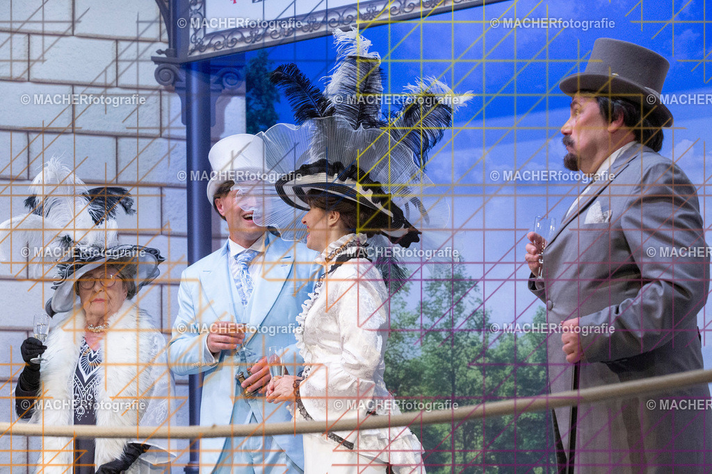 275_MFL-2025 | Portraitbilder von Regisseur; Darsteller; Techniker; Maske; Kostüme; Chor; Musiker; Bilderserie der Generalprobe und der Premierenvorstellung, Szenenbilder; Ausdrucksstudien; Bühnenüberblick; Bühnenkulissen; Pressefotos inkl. Redaktionsfoto Darstellergruppe.