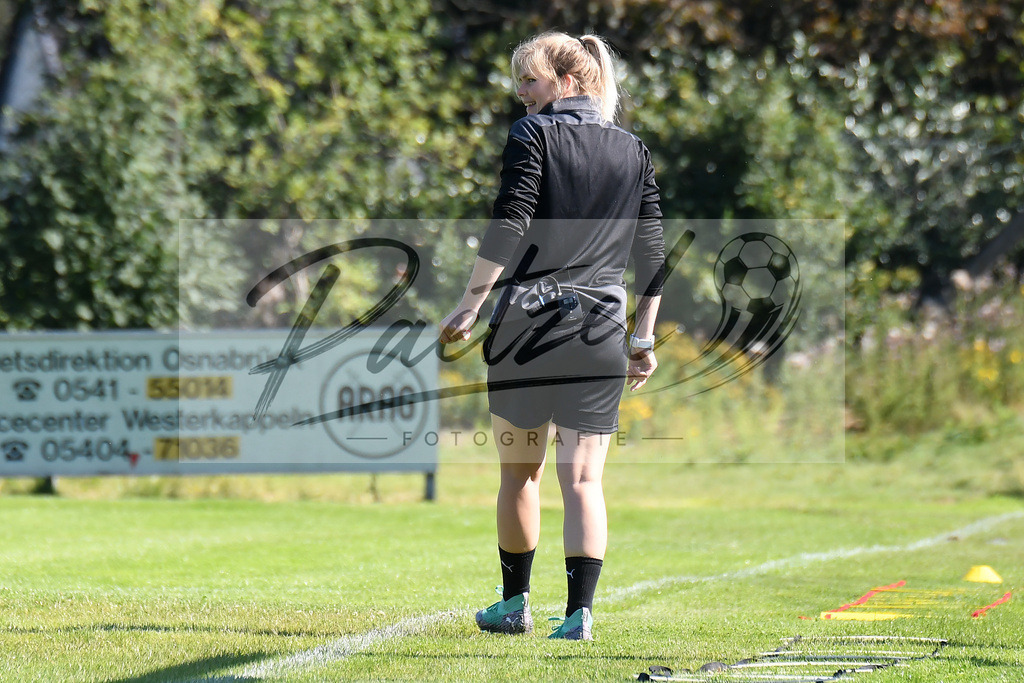 TRASFL20200713_0002 | Fussball, Herren: Trainerin Imke Wuebbenhorst (SF Lotte) schaut bei der Trainingseinheit von SF Lotte im Sportpark am Lotter Kreuz am 13.07.2020 in Lotte, Deutschland. - Realisiert mit Pictrs.com