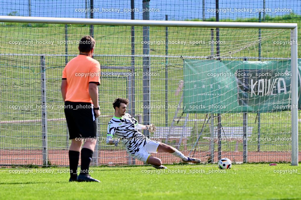 SC Landskron vs. FC Faakersee | Michell Kollreider Referee, Elfmeter, #22 Alexander Jürgen Pöschl SC Landskron, SC Landskron vs. FC Faakersee, SC Landskron vs. FC Faakersee am 27.04.2025 in Villach (Sportanlage Landskron), Austria, (Photo by Bernd Stefan)