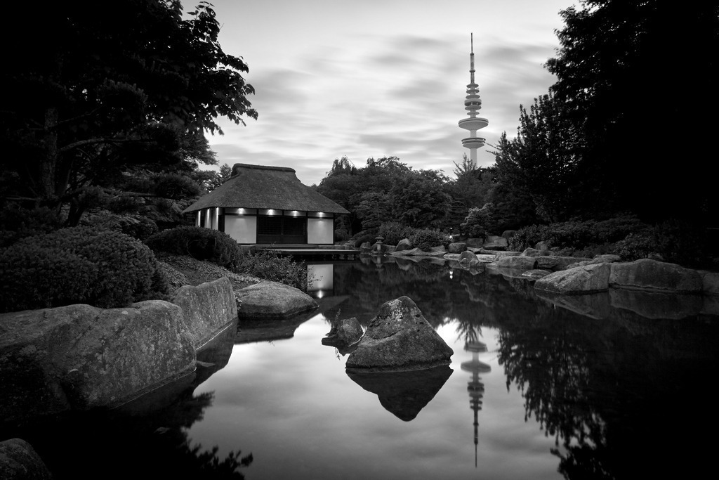 hamburg-japanischer-garten | Kaufen Sie Hamburg Bilder und Hamburg Fotos auf Leinwand, Acrylglas, Alu-Dibond, oder als Poster in Hamburgs großer Onlinegalerie. Elbphilharmonie Bilder, Hamburger Hafen, Speicherstadt, Alster und viel mehr.