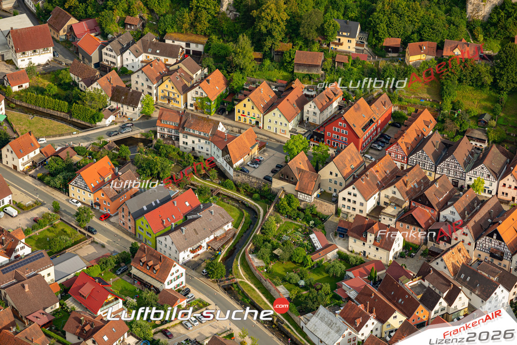 Das Luftbild zeigt :  Pottenstein - Die Luftaufnahme wurde 2024 vom UL-Flugzeug aus erstellt ( keine Drohne ) - Hochauflösende Luftaufnahme - Für grossformatige Ausdrucke geeignet. Die Geschenkidee !Mit Lizenz und Bildrechte bestellbar