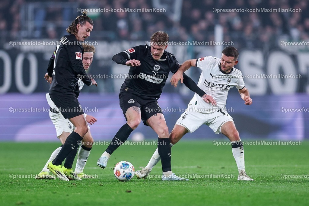 BMG13032601041 | 13.03.2026, Fußball, Borussia Mönchengladbach - FC St. Pauli, 1. Fußball Bundesliga, 26.Spieltag, Borussia-Park, Saison 2025 2026: Jackson Irvine&nbsp;(FC St.Pauli #07) Eric Smith&nbsp;(FC St.Pauli #08) im Zweikampf gegen  Kevin Stöger&nbsp;(Borussia Mönchengladbach #07)  DFB regulations prohibit any use of photographs as image sequences and or quasi-video.