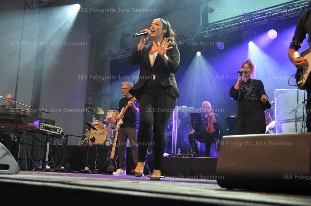 2026_Deborah Lee und the news_One Moment time Whitney Houston__0857 | Fotograf Jens Seemann - Realisiert mit Pictrs.com