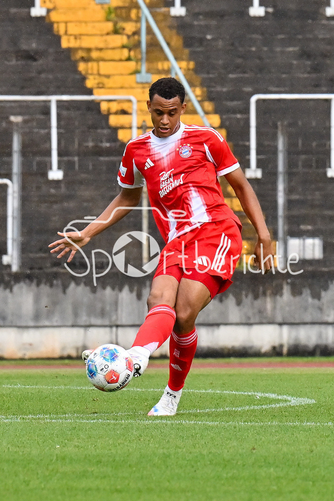 FC Augsburg II - FC Bayern Amateure | am BAll Tarek BUCHMANN (FC Bayern Muenchen II 5) / Einzelfoto / Freisteller / Regionalliga Bayern: FC Augsburg II - FC Bayern Muenchen II, Rosenaustadion am 25.07.2025