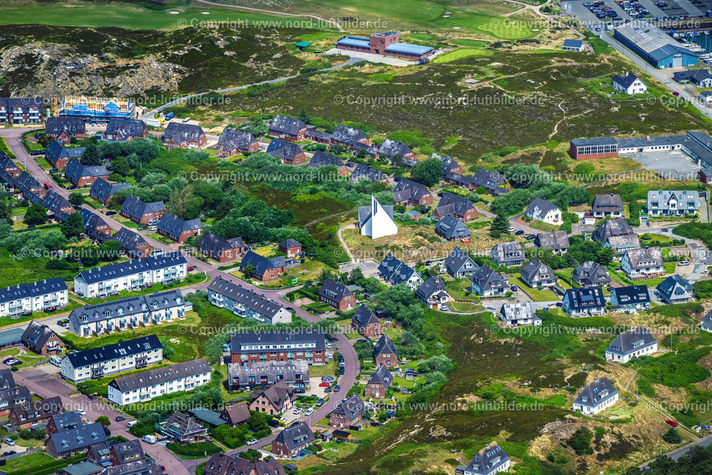 Sylt_Hörnum_St_Thomas_Kirche_ELS_4022130625 | HöRNUM (SYLT) 21.06.2025 Kirchengebäude der St. Thomas Kirche in der Ortsmitte in Hörnum (Sylt) im Bundesland Schleswig-Holstein, Deutschland. // Church building of St. Thomas Church in the center of Hoernum (Sylt) in the state Schleswig-Holstein, Germany. Foto: Martin Elsen