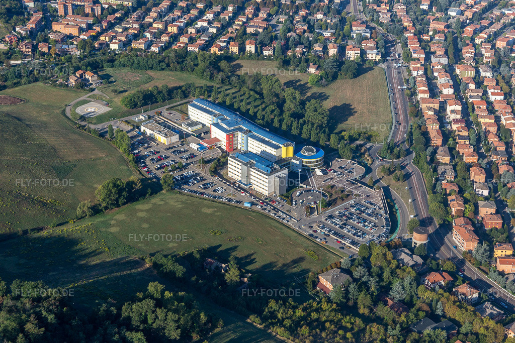 Luftbild: Nuovo Ospedale Civile di Sassuolo in Sassuolo im Bundesland Modena in Italien. – Foto: IMG_134940.jpg vom 20.09.2022 durch Werner Riehm/FLY-FOTO.de – Auflösung des Originals: 5472 x 3648 px – Ospedale Sassuolo
