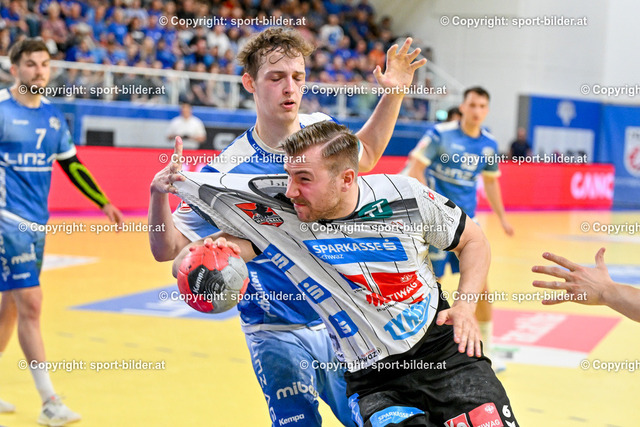AUT, HLA, HC Linz AG vs Schwaz Handball Tirol | 30.04.2024, Sporthauptschule Linz-Kleinmuenchen, AUT, HLA, HC Linz AG vs Schwaz Handball Tirol, im Bild Silas Wiesinger (Linz) vs Emanuel Petrusic (Tirol)


// HLA, Handball Liga Austria Match between HC Linz AG vs Schwaz Handball Tirol in Linz, Austria on 2024/04/30