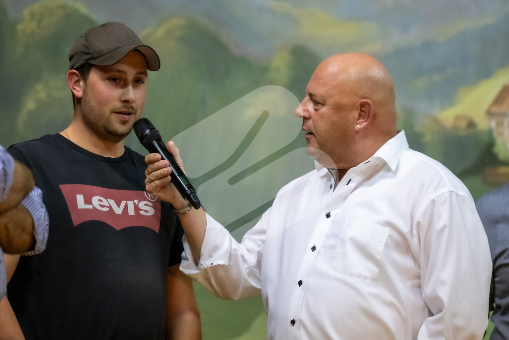 SKE100J_4820 | Die Schwinger des Schwyzer Kantonalen Schwingerverbandes: Fotos, die Dynamik und Leidenschaft festhalten, sowie emotionale Momente aus dem traditionellen Schwingsport zeigen. - Realisiert mit Pictrs.com