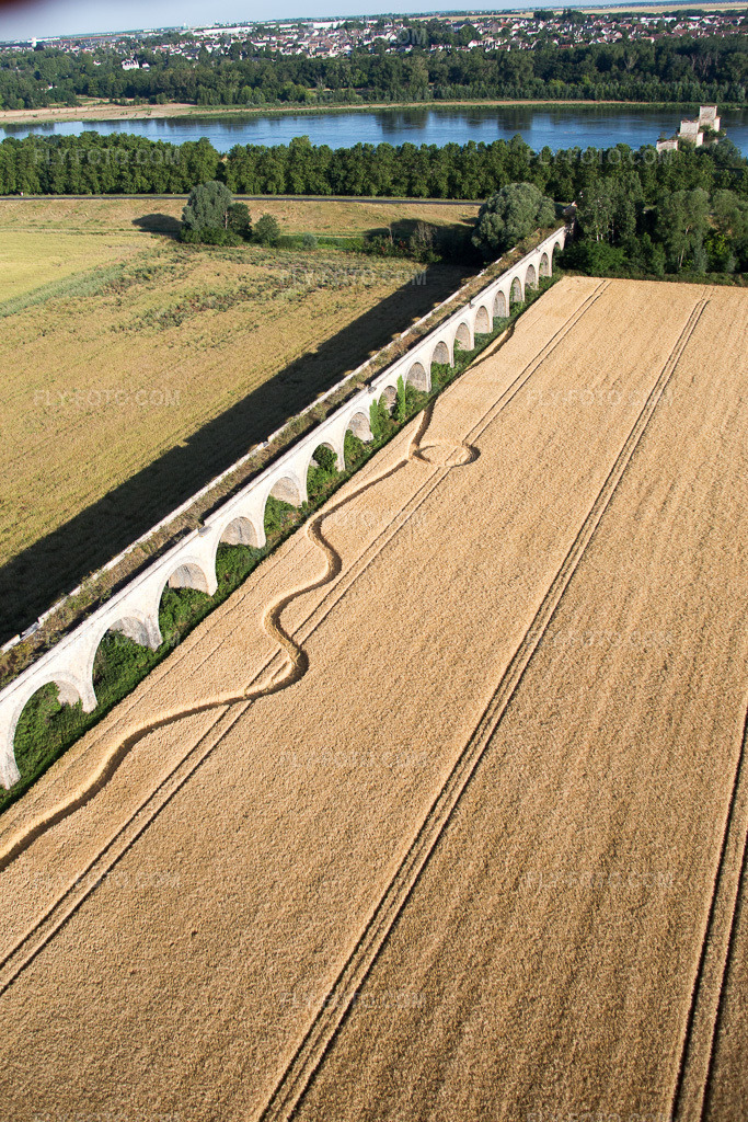 Aerial view: Viaduct at Vineuil/Loire in Vineuil in the state Loir et Cher, France. – Photo: IMG_082083.jpg taken on 06/20/2015 by Werner Riehm/FLY-FOTO.com – Resolution of the original: 3322 x 4983 px
