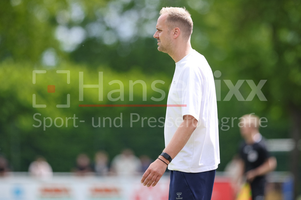Fussball, Aufstiegsrunde Regionalliga Nord, SV Todesfelde - Blumenthaler SV | Björn Sörensen (Trainer, SV Todesfelde) Portrait, Nahaufnahme, Einzelfoto, Einzelbild