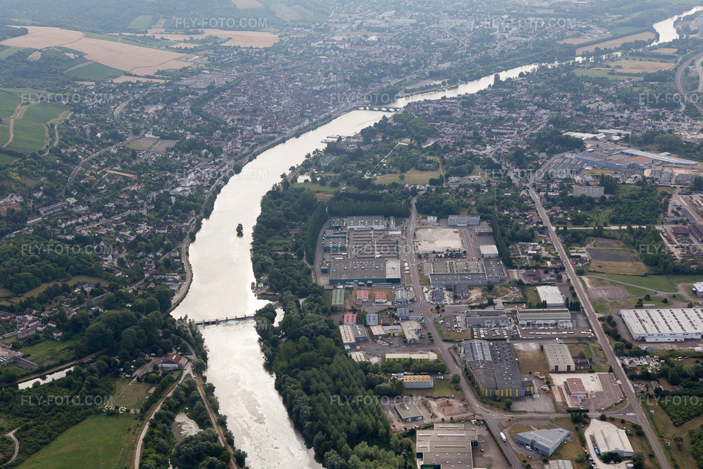 Aerial view: View of the town in Joigny in the state Yonne, France.Photo: IMG_101301.jpg taken on 06/25/2017 by Werner Riehm/FLY-FOTO.comResolution of the original: 5472 x 3648 px